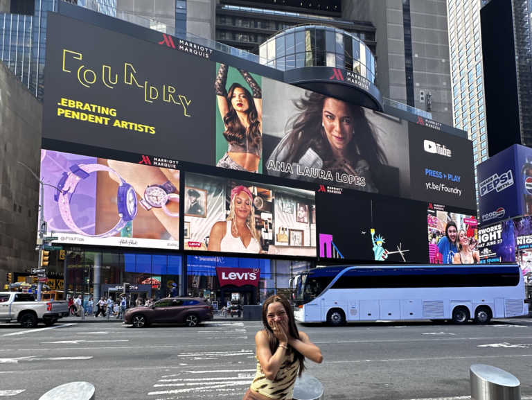 Em parceria com YouTube, Ana Laura Lopes ganha destaque em outdoors na Times Square e Sunset Blvd