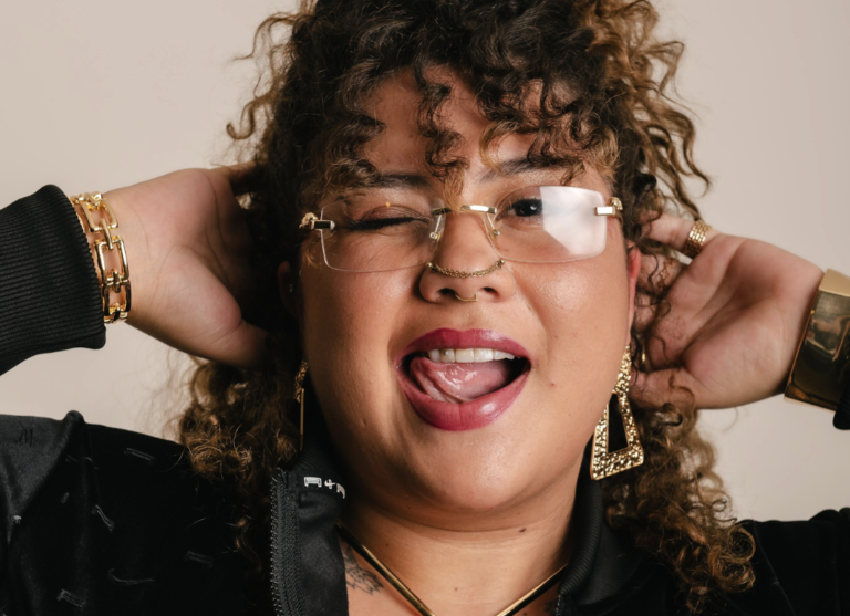 Mac Júlia abre nova fase da carreira com single “Beijo na Boca”, homenageando MC Pelé