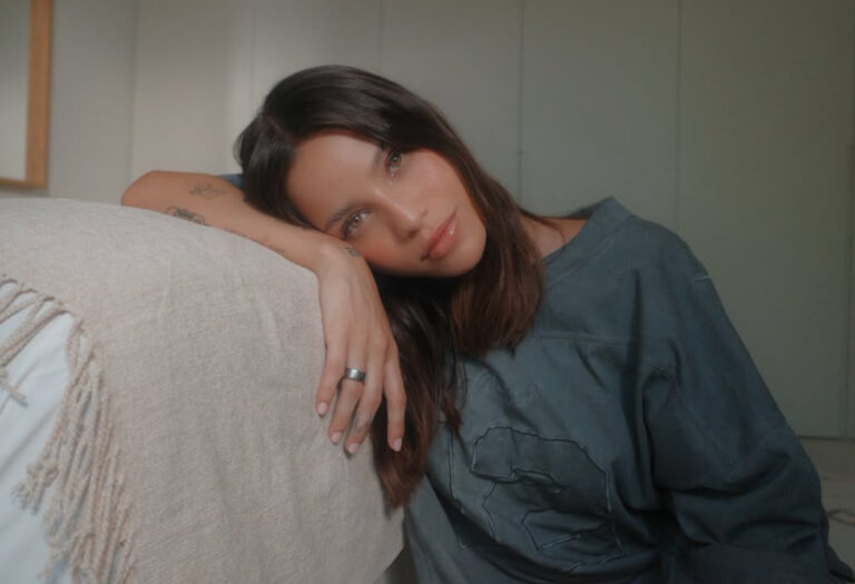 Criticando os estereótipos femininos na cultura pop, Emilia lança o EP “perfectas”