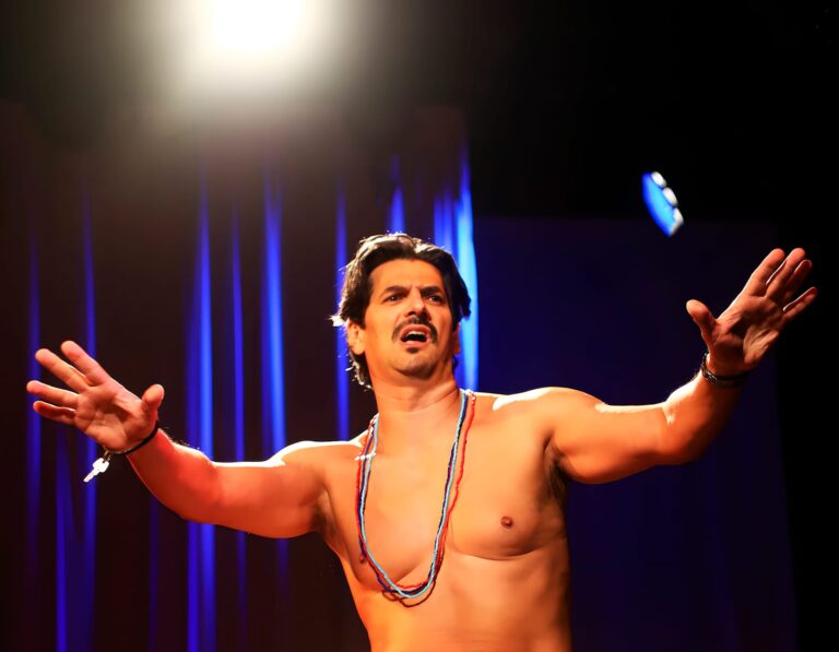 Ator Gil Hernández mergulha no universo dos garotos de programa no monólogo Boy