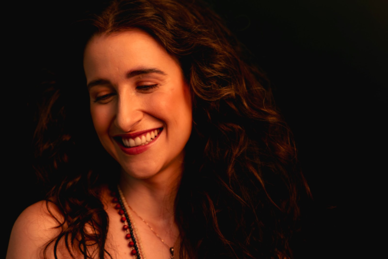 Malú Lomando volta a São Paulo com o elogiado show “Reverência à Maria Bethânia”