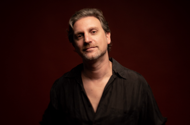 “Espera”: Téo Ruiz lança seu primeiro álbum solo em show intimista no Blue Note, dia 14 de outubro, com convidados especiais
