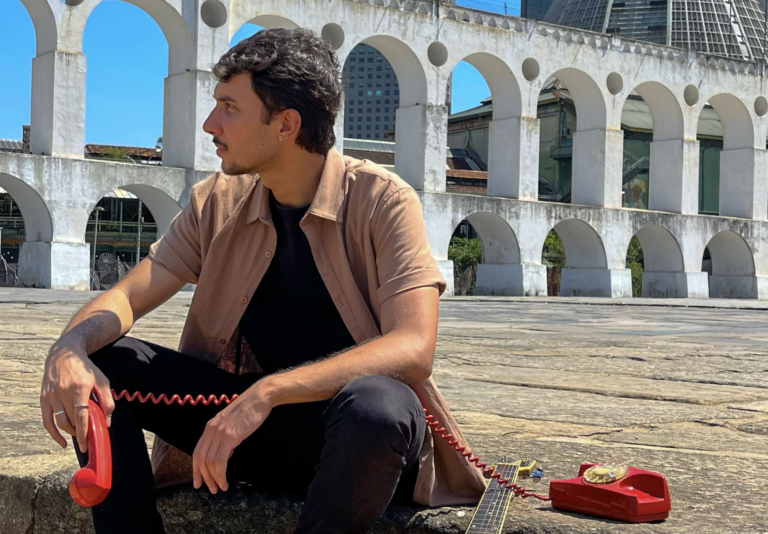 Relvas transforma a energia carioca em convite para viver a vida com leveza e alegria no novo single “Lapa”