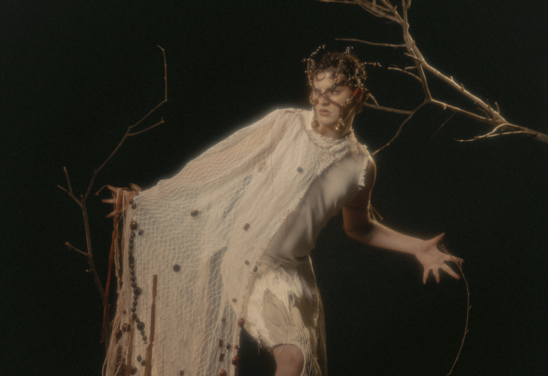 Gabriel Coppola marca presença no Halloween da Sephora com fantasia inspirada em ancestralidade e força espiritual