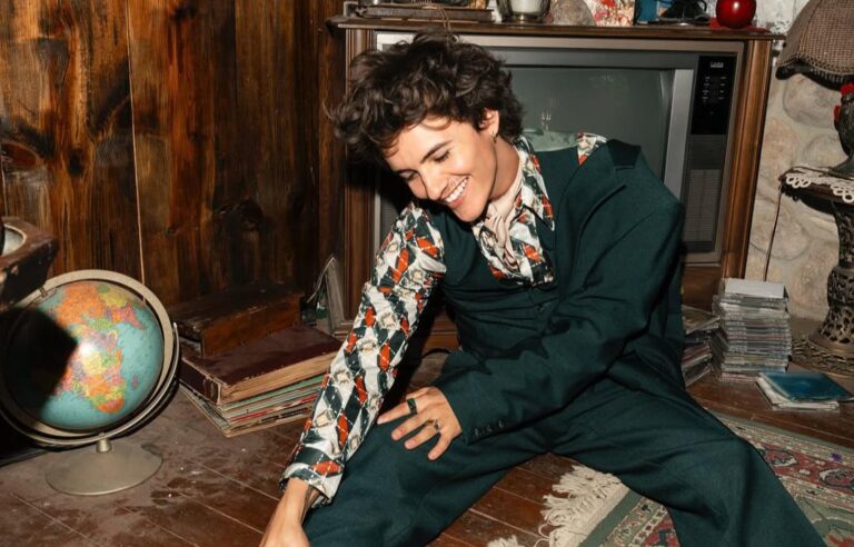 Noah Urrea dá pontapé inicial em sua carreira solo com o single “Belly Dance”
