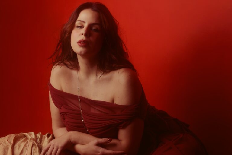 Mariana Volker lança “É Segredo”, faixa que integra o futuro EP da artista