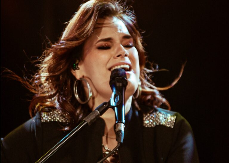Daniela Firme estreia o single autoral “A Vida É Agora”, com produção de Dudu Marote