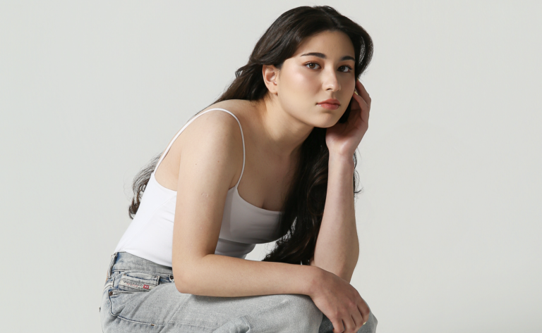 Ayumi estreia oficialmente na música com o primeiro single pop, “Loucura Minha”