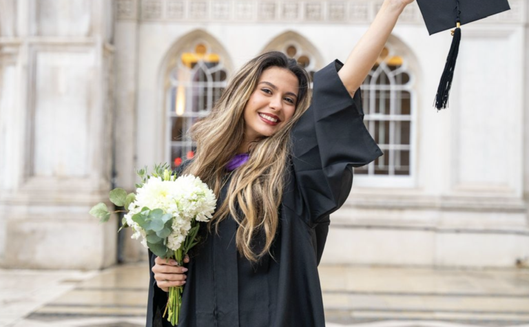 Mariana Lewis celebra nova fase: formatura na Guildhall, peça em Londres e indicação em festival