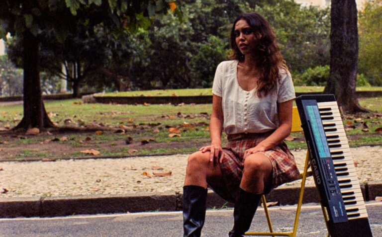 Em “Ter Filhos Fortes”, Dora Sanches revisita vulnerabilidade e amadurecimento após amor não correspondido