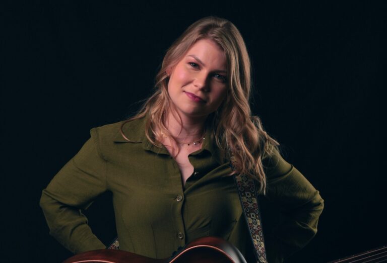 “Entre a Calma e a Loucura”: Vicka lança álbum que retrata seu momento mais autêntico