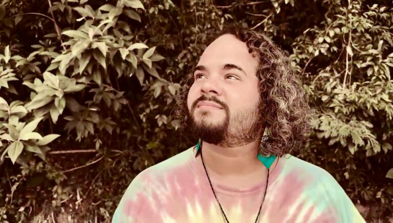 Juglitter lança “Mountain”, faixa que celebra sua conexão com São Thomé das Letras