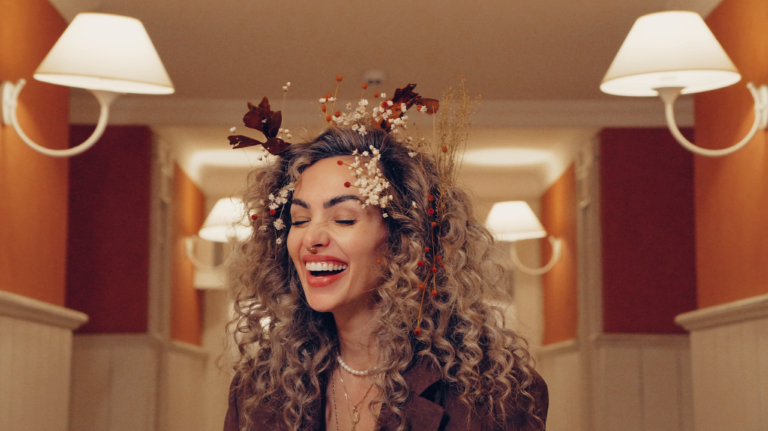 Kia Sajo lança “Cores Quentes”, faixa que transforma a fuga em reencontro