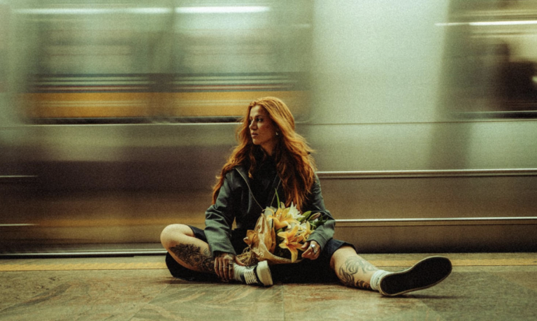 Elana Dara lança o EP “Perfumes & Cigarros” e inaugura o capítulo “Olfato” de seu projeto sensorial