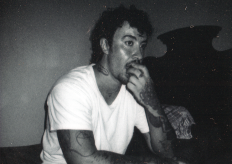 CHAMELEO volta às raízes da vulnerabilidade pop e estreia “Impostor”, um ‘reggaeton triste’ inspirado nos anos 1950