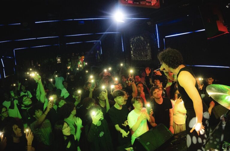 Alec’ lança ação promocional para fãs reagirem ao novo projeto