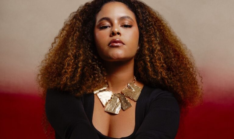 Rachel Reis reforça o poder da Sereiona com “No Seu Radinho”, EP que traz Carlinhos Brown, Jau, Afrocidade e ÀTTOOXXÁ