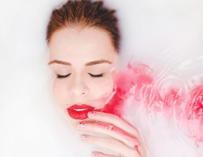 Mariana Volker apresenta o batom vermelho como extensão de sua arte