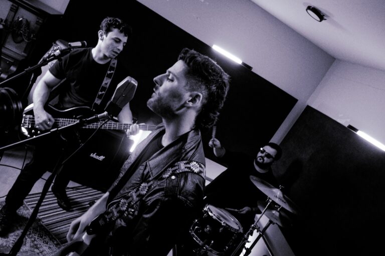 Tony Creek lança o single “Buried Alive” com crítica direta ao sistema e sonoridade inspirada no rock dos anos 90