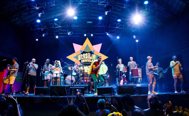 Bloco Brasília Amarela celebra 30 anos dos Mamonas Assassinas em dois shows no Rio