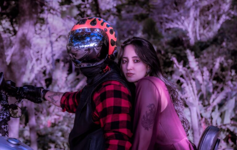 Beatrice une adrenalina e romantismo sobre duas rodas no clipe de “Instinto Incontrolável”