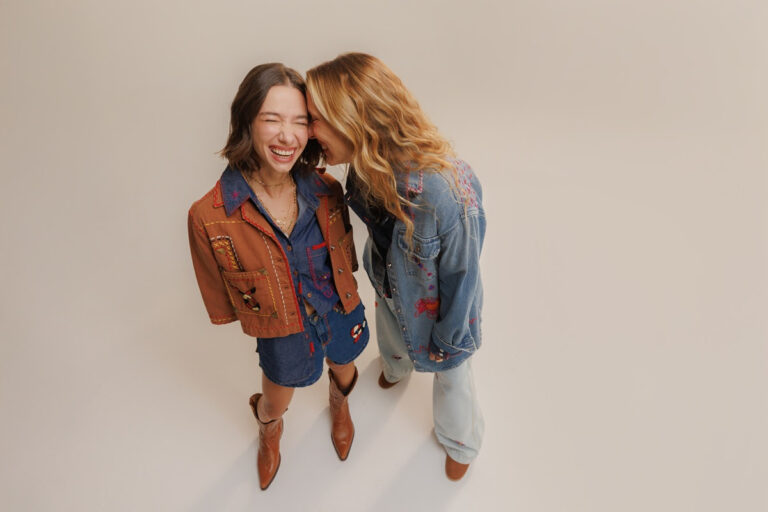 Da arte ao denim: Cantão reinventa o jeans com bordados autorais em collab inédita com Chica e Isabela Capeto