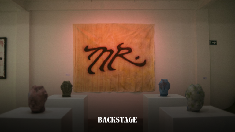 Exposição gratuita em São Paulo transforma álbum de trap em experiência imersiva com esculturas, instalações e documentário