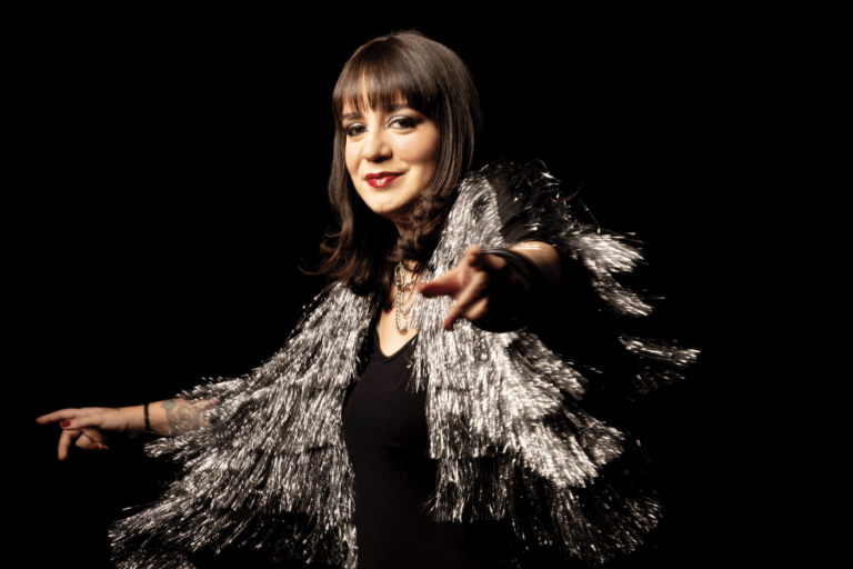 Linda Ramalho apresenta o show Linda Rocks, com destaque para o repertório do novo projeto, “Linda Ramalho Ao Vivo”