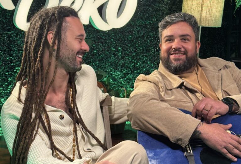 Compositores de sucessos do reggae brasileiro, DEKO e Gabriel Elias gravam juntos pela primeira vez