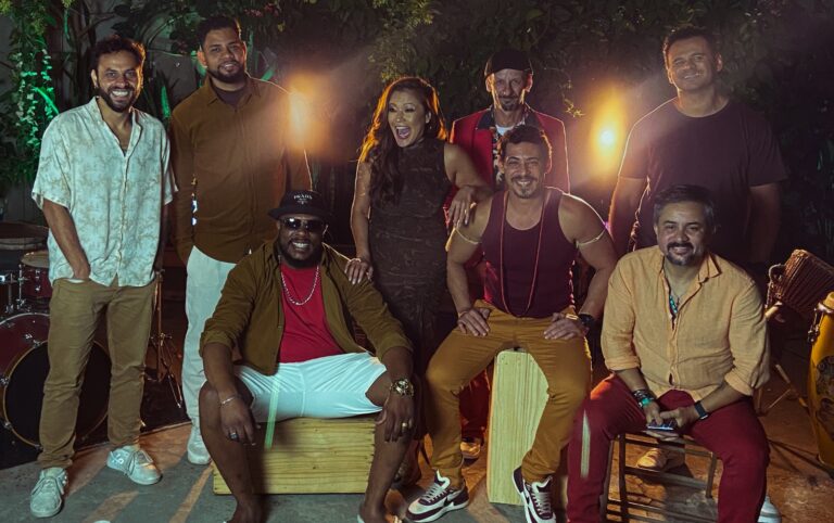 Chinela Voadora transforma palco em festa brasileira no audiovisual “Ao Vivo na Chacrinha”