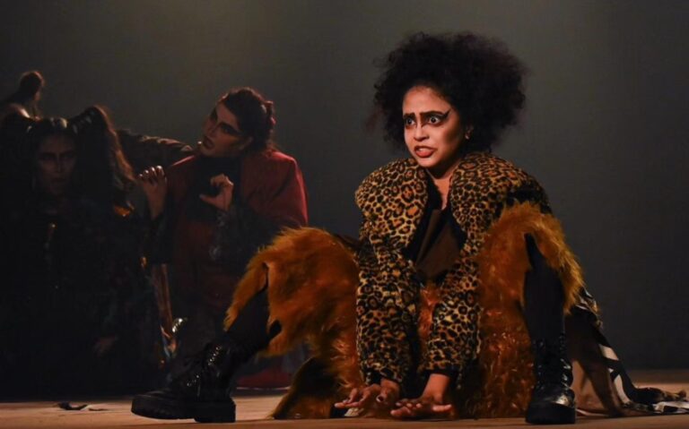 Mistura de terror, suspense e humor: “Nictofobia” traz estética de Tim Burton ao teatro carioca