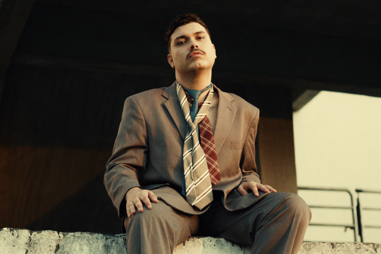 Vini Pop lança “Gravata” e une o groove do pop clássico à reflexão sobre memórias que o tempo não apaga