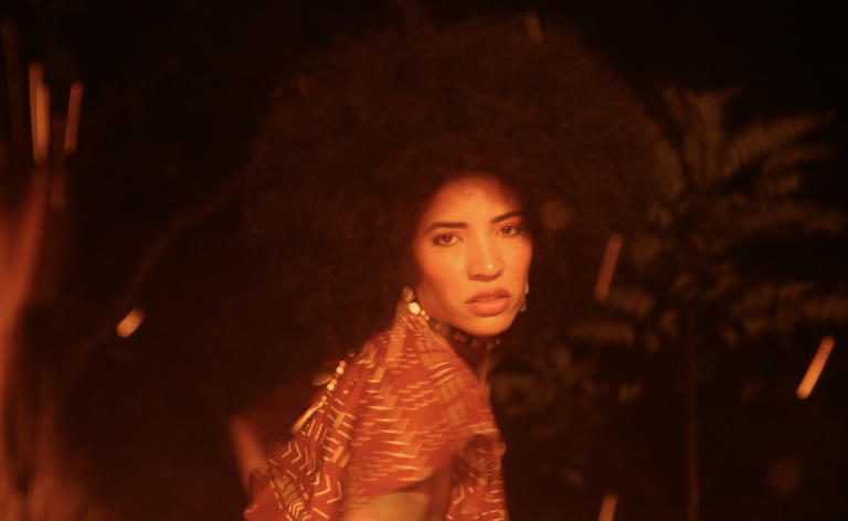Alhocca resgata raízes afro-brasileiras e celebra a força feminina no álbum visual “Rainha”