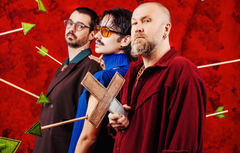 Os Amantes retornam após dois anos com o álbum inédito “Amar, AMOR!”