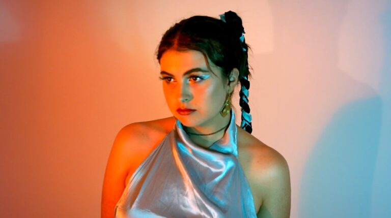 Zoé Hammer reúne música e cinema na estreia “Birdlike”