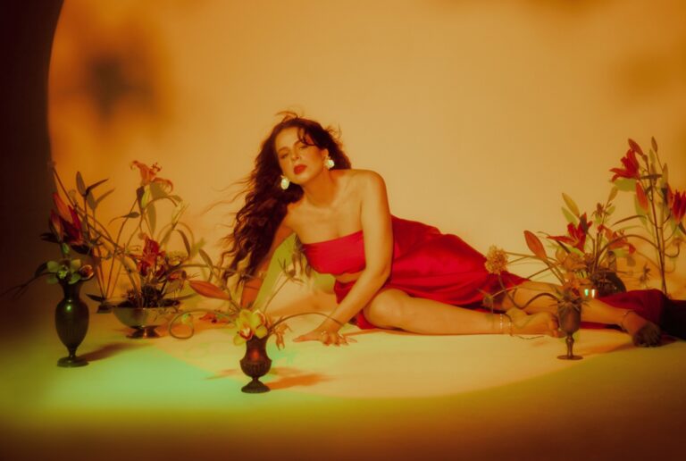 Mariana Volker lança o novo álbum “Feitiço” e traz participação de Maria Gadú e Rachel Reis