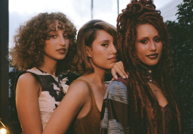 RAYE lança clipe de “Joy.” ao lado das irmãs Amma e Absolutely