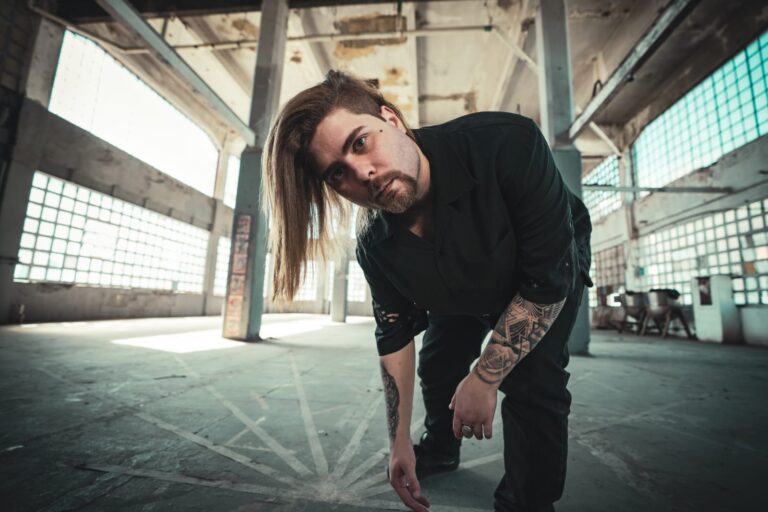 KRAD aborda a busca por uma felicidade ilusória em “Fake Happiness”