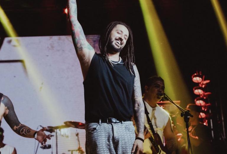 Julies mobiliza fãs e marcas para audiovisual de emo em reggae com Pe Lanza, Hateen, Hevo84 e Replace