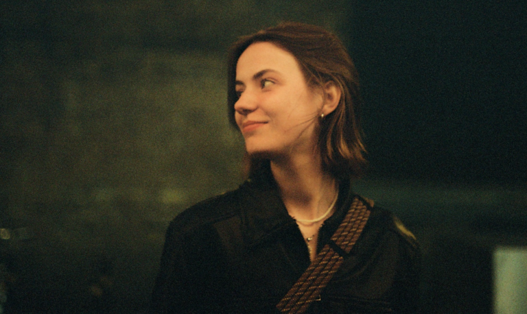 Bruna Foss transforma um relacionamento intercultural em “ESTRANGEIRA”, seu novo EP