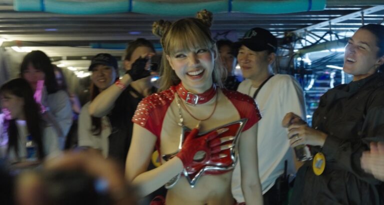 “Always Lalisa”, documentário sobre a cantora LISA, já está em cartaz nos cinemas e salas IMAX 
