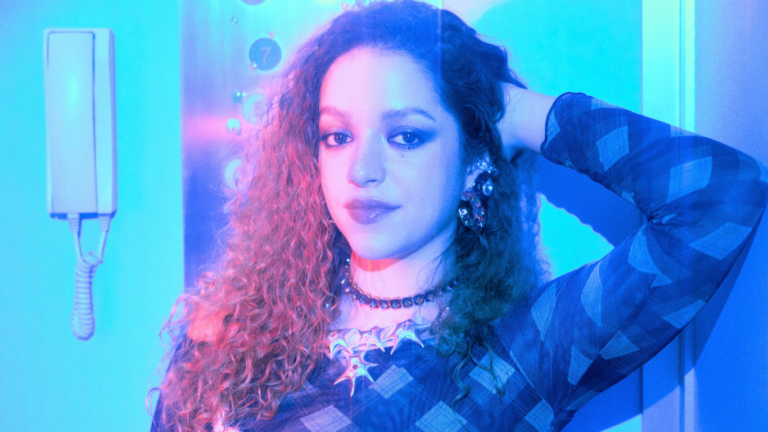 Entrevista: Carol Gibbon fala sobre o single “Beijo de Elevador”, criação coletiva e a estética cinematográfica de seu novo EP